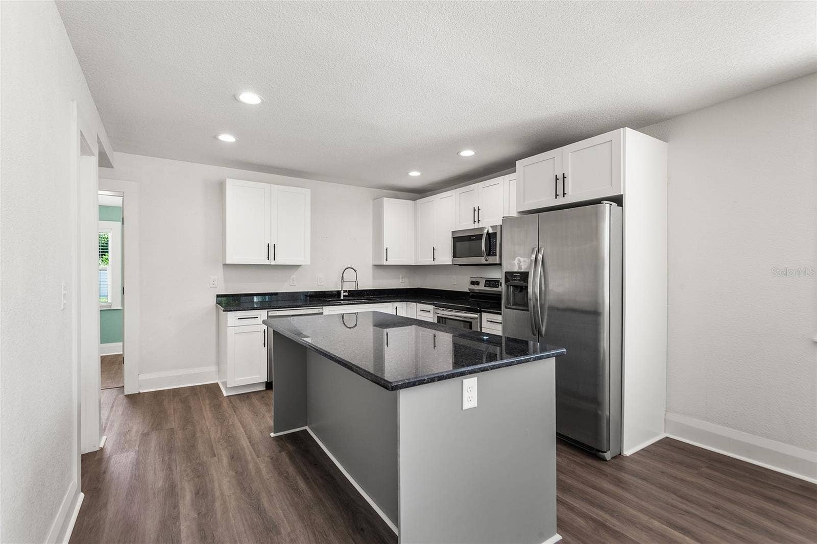 807 INTERLACHEN PARKWAY, Lakeland, FL 33801 Kitchen