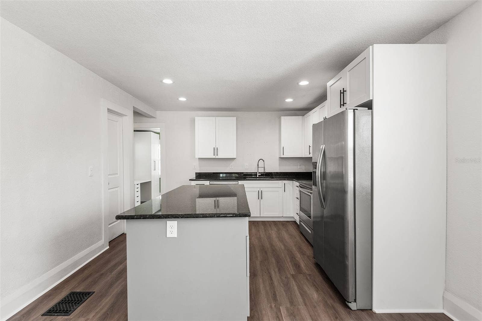 807 INTERLACHEN PARKWAY, Lakeland, FL 33801 Kitchen