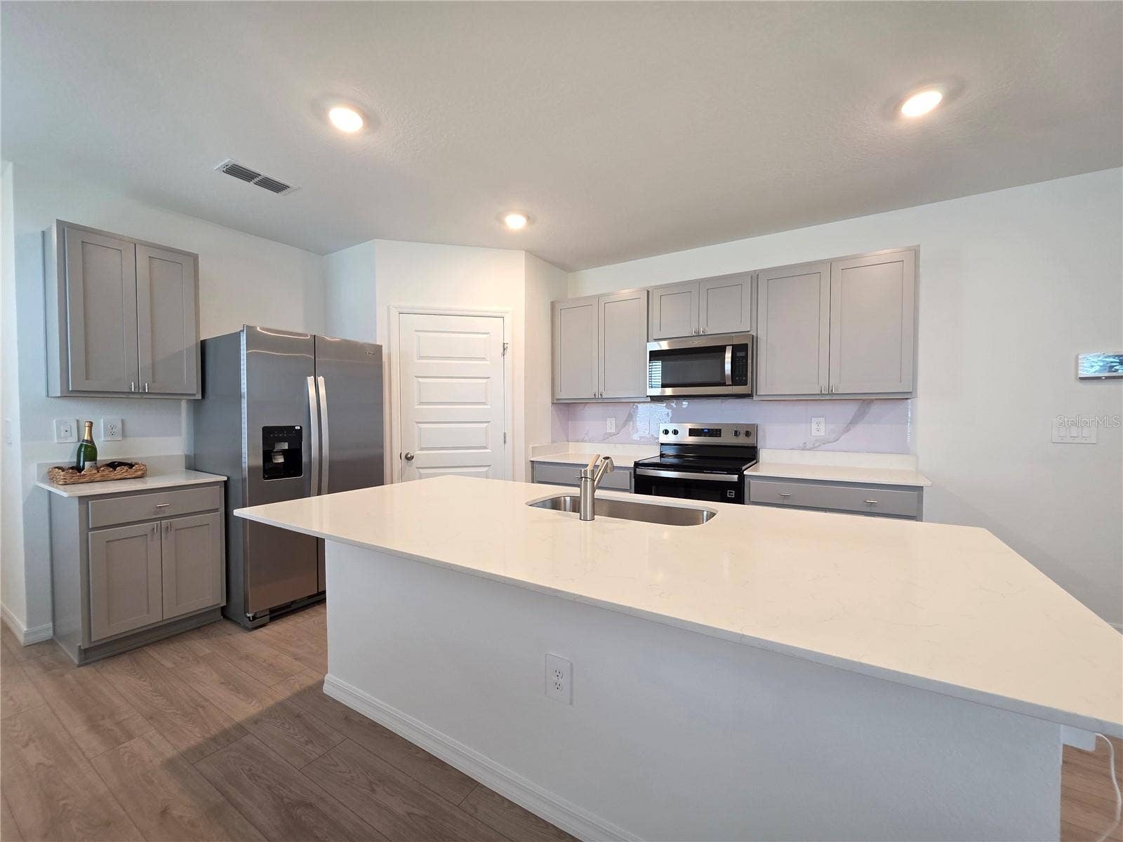 8560 MADRID STREET, Lakeland, FL 33810 8560 MADRID STREET, Lakeland, FL 33810