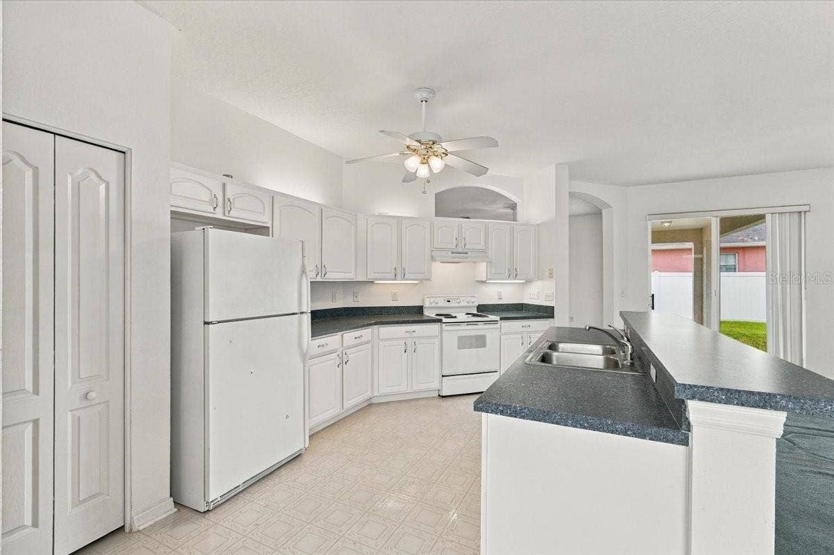 1731 BROOKSTONE WAY, Plant City, FL 33566 KITCHEN