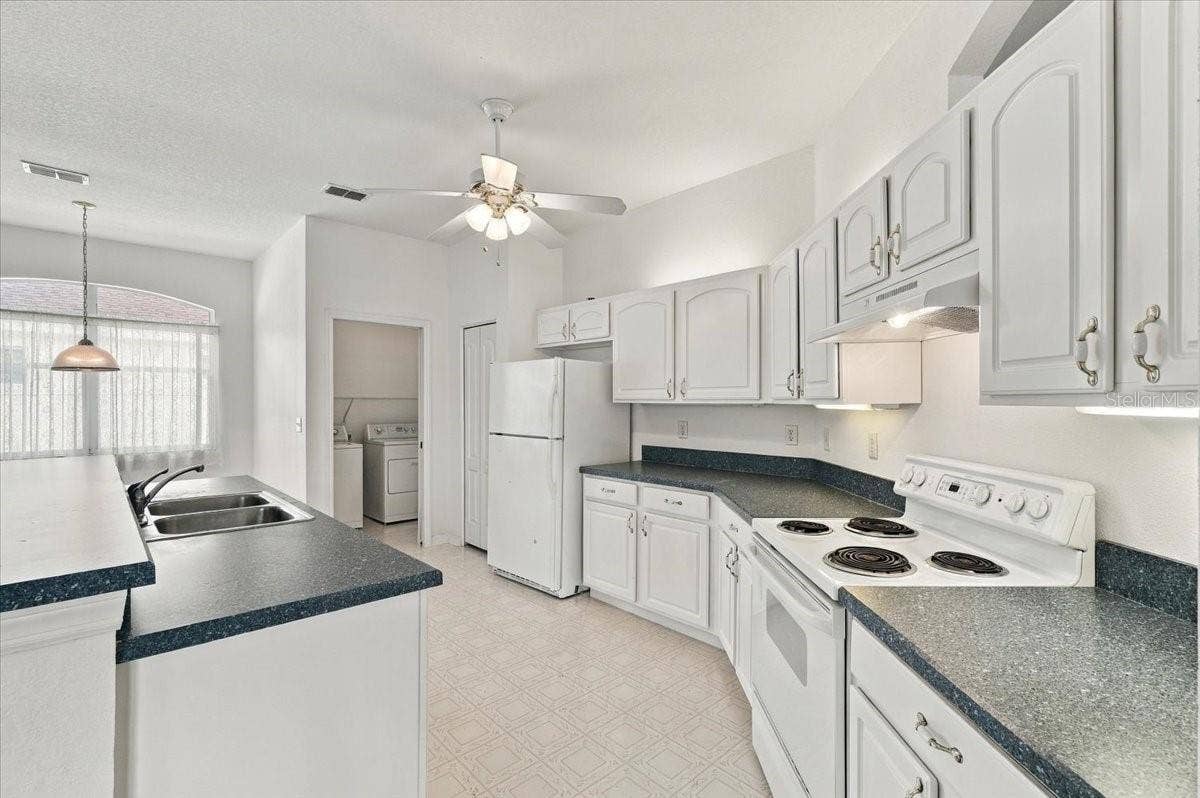 1731 BROOKSTONE WAY, Plant City, FL 33566 KITCHEN