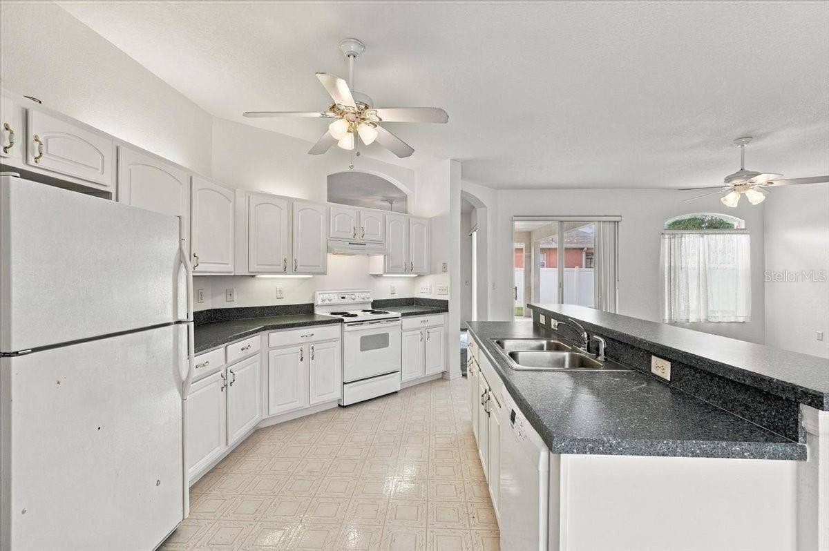 1731 BROOKSTONE WAY, Plant City, FL 33566 KITCHEN