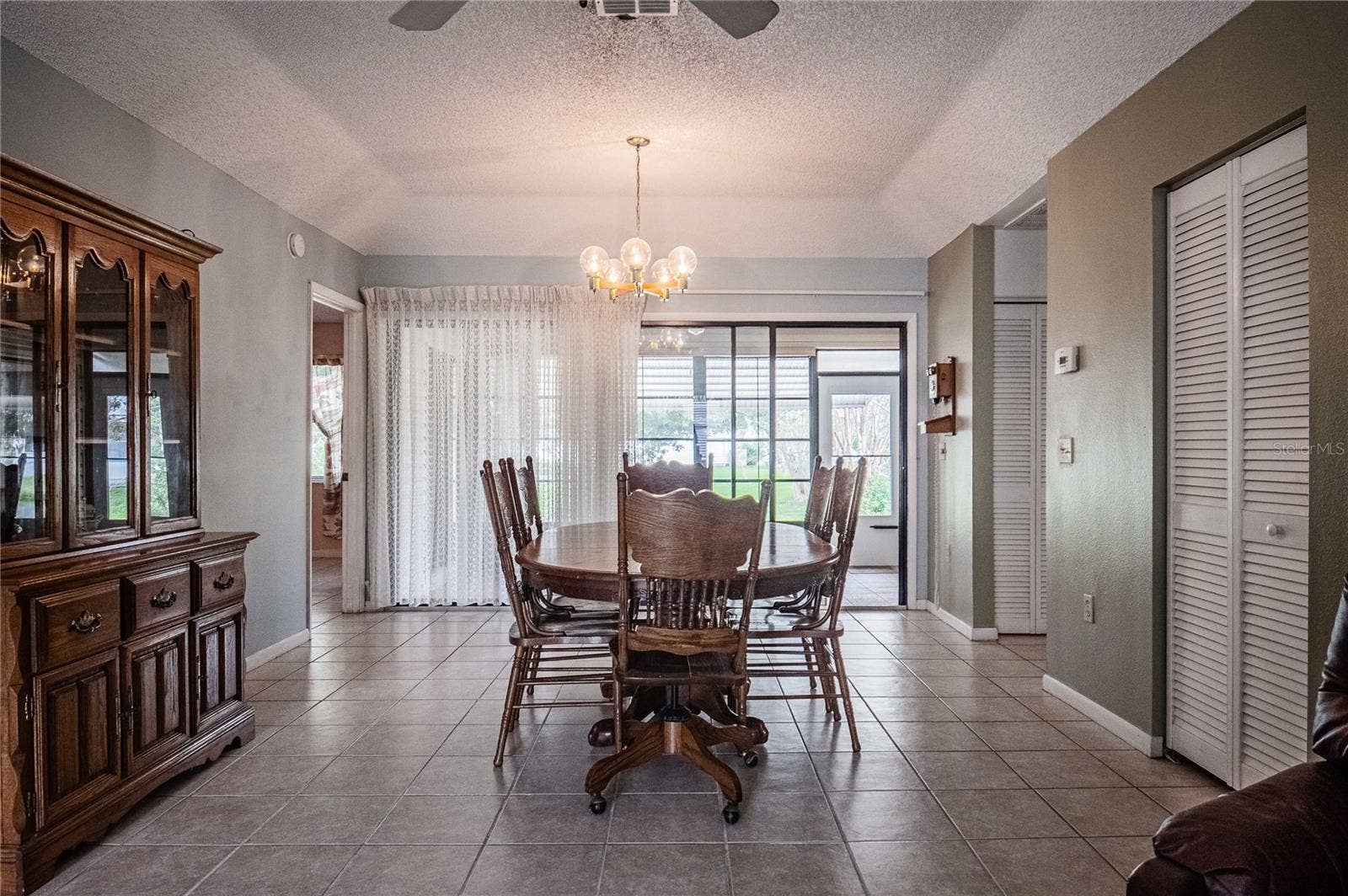 4912 Dawnview dining