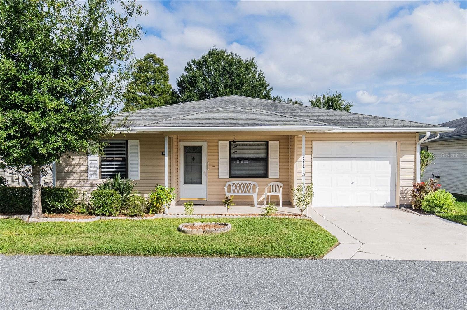 4912 Dawnview Ln front
