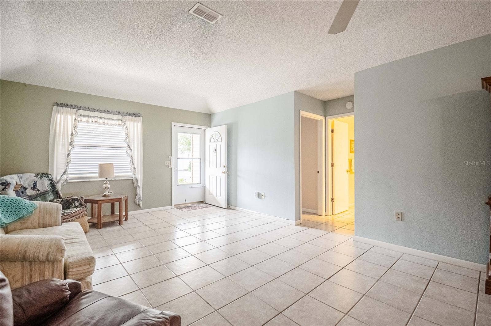 4912 Dawnview living room