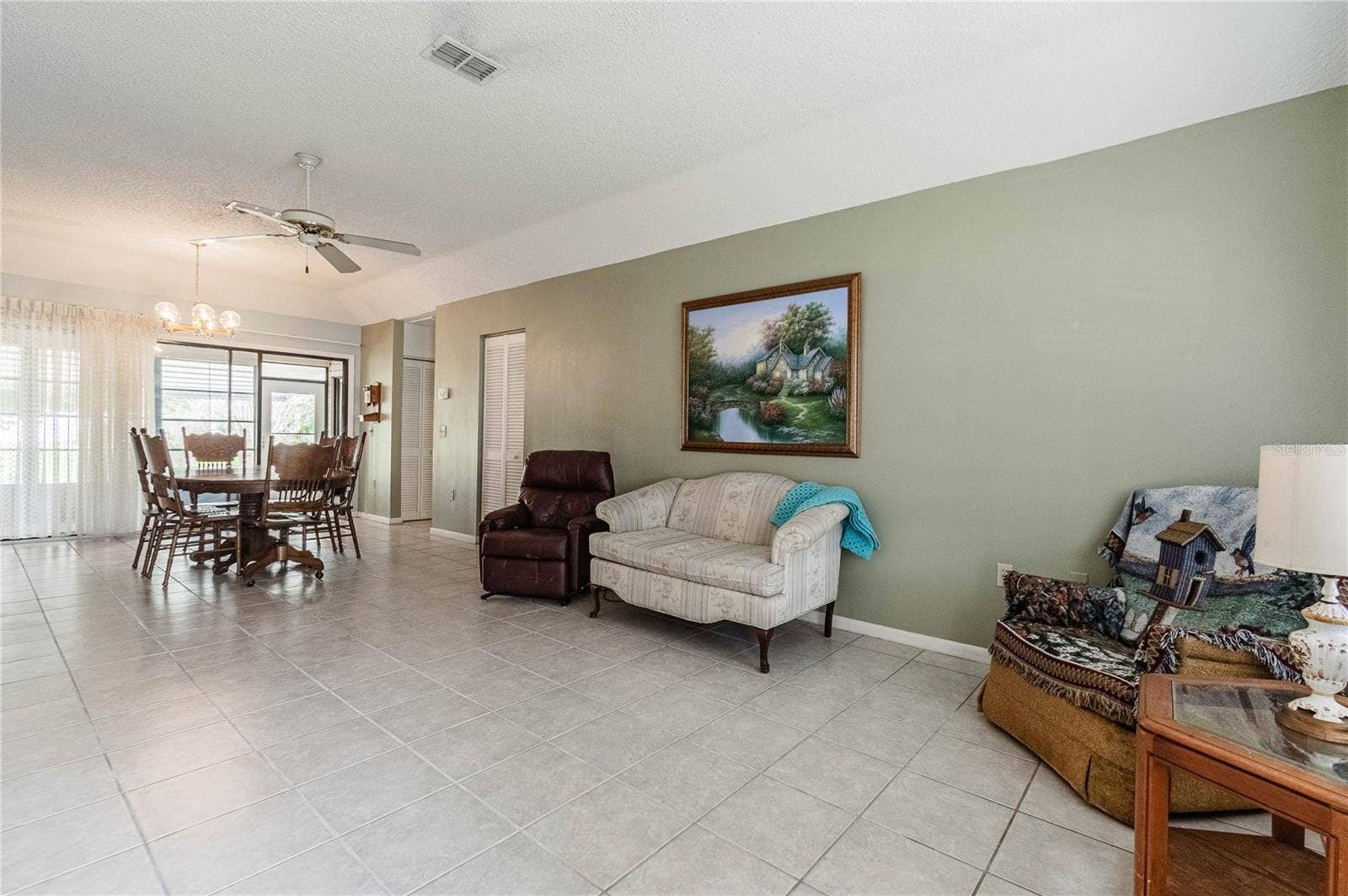 4912 Dawnview living room