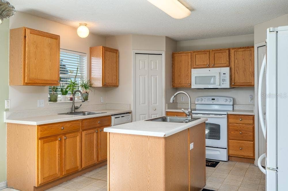 3643 WELLINGTON PL, Bartow, FL 33830 Kitchen