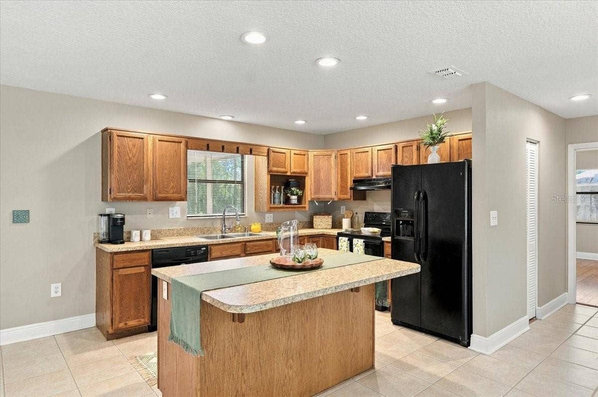 5244 QUIET CREEK LANE, Lakeland, FL 33811 Great workspace in this kitchen.