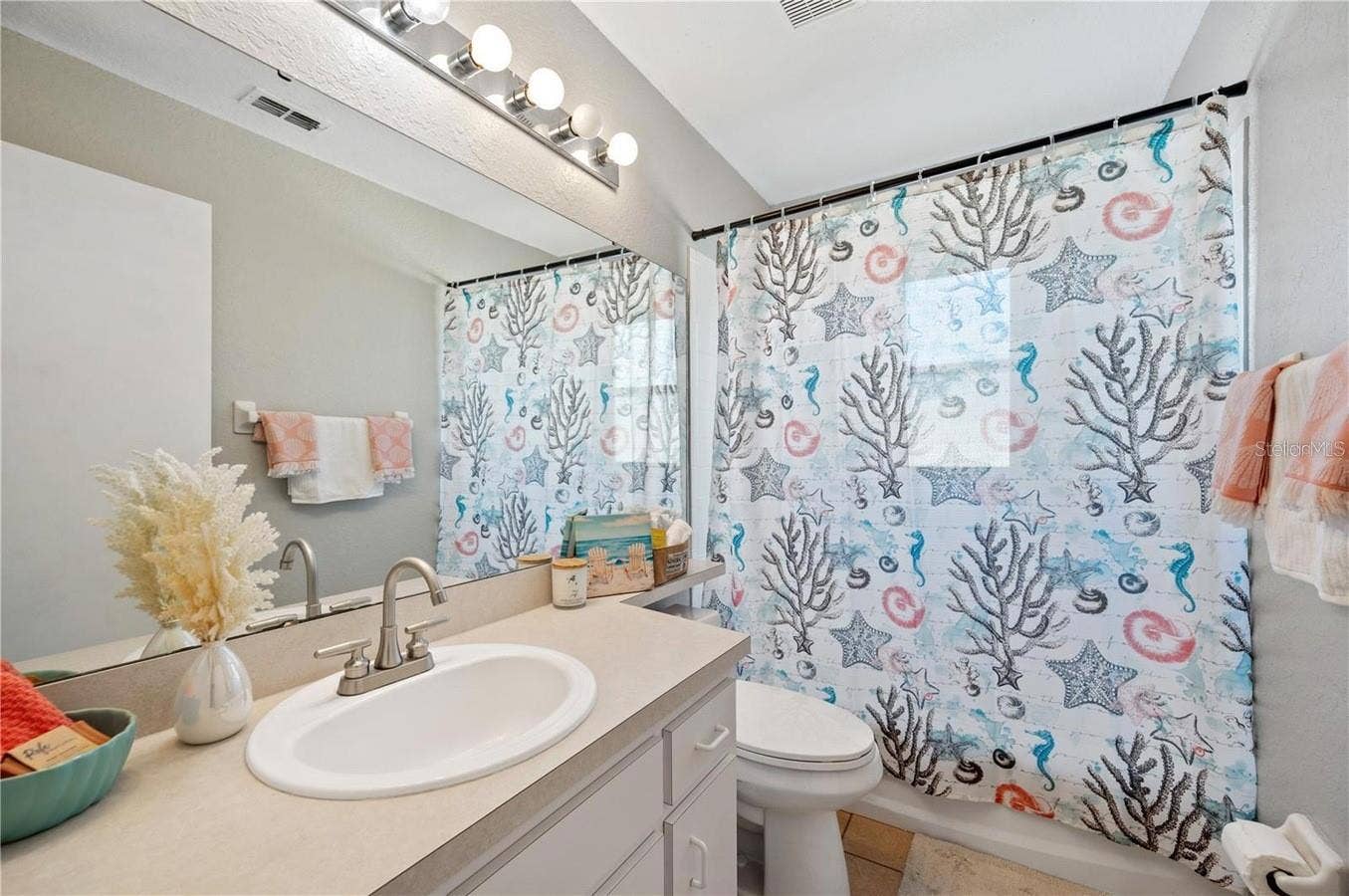 2671 PINE BRUSH DRIVE, Lakeland, FL 33813 Hallway bathroom in between the two spare bedrooms.