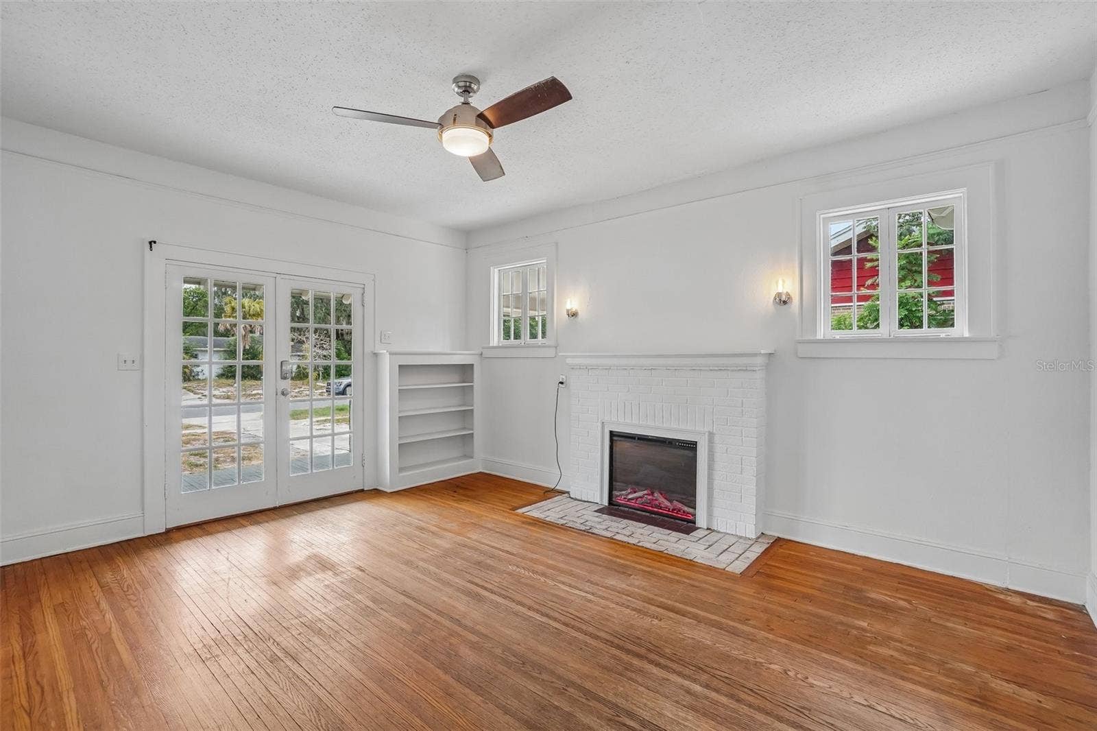 1533 E ELM ROAD, Lakeland, FL 33801 Living Room - Fireplace View