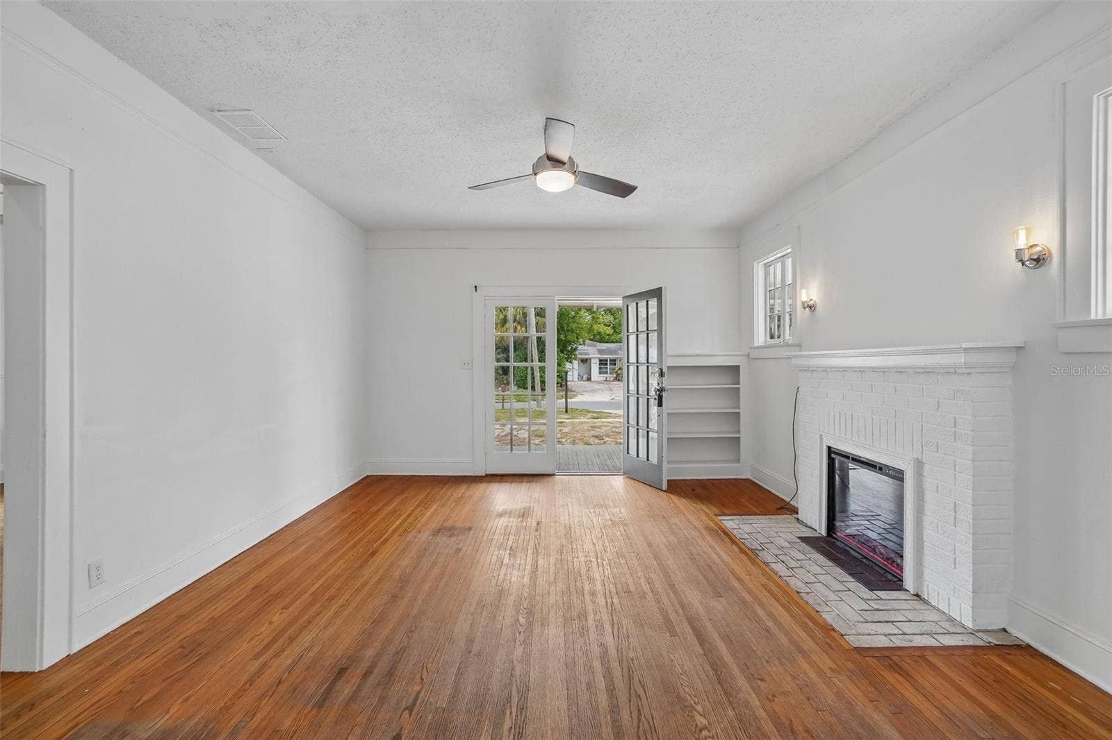 1533 E ELM ROAD, Lakeland, FL 33801 Living Room - Front Door View