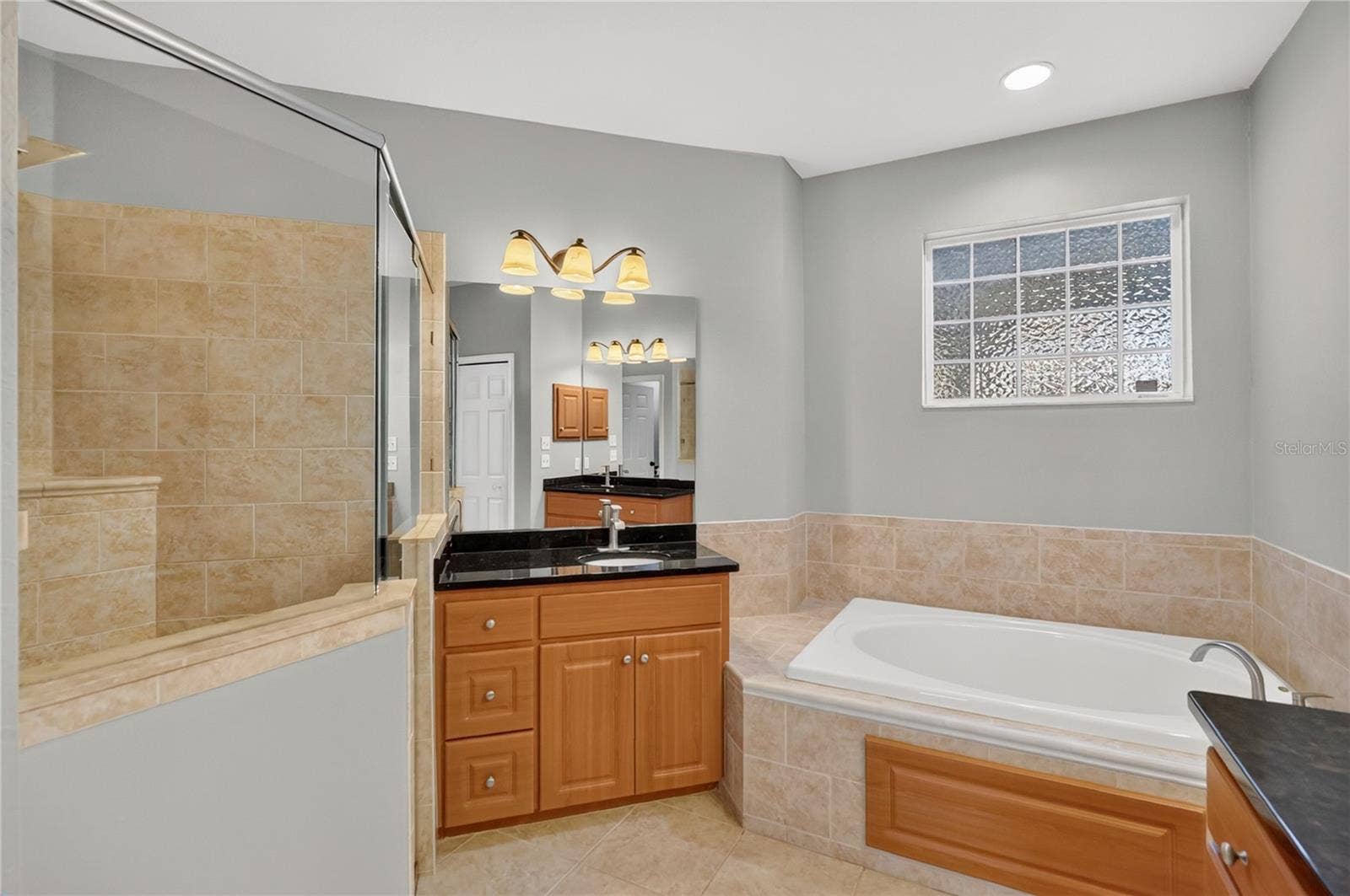 792 GRASSLANDS VILLAGE CIRCLE, #792, Lakeland, FL 33803 MASTER BATHROOM WITH GARDEN TUB