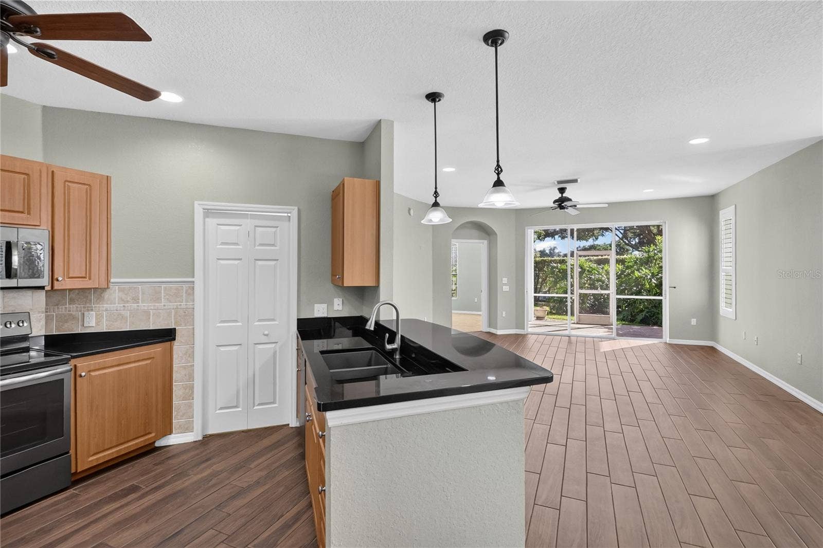 792 GRASSLANDS VILLAGE CIRCLE, #792, Lakeland, FL 33803 KITCHEN WITH BAR AREA