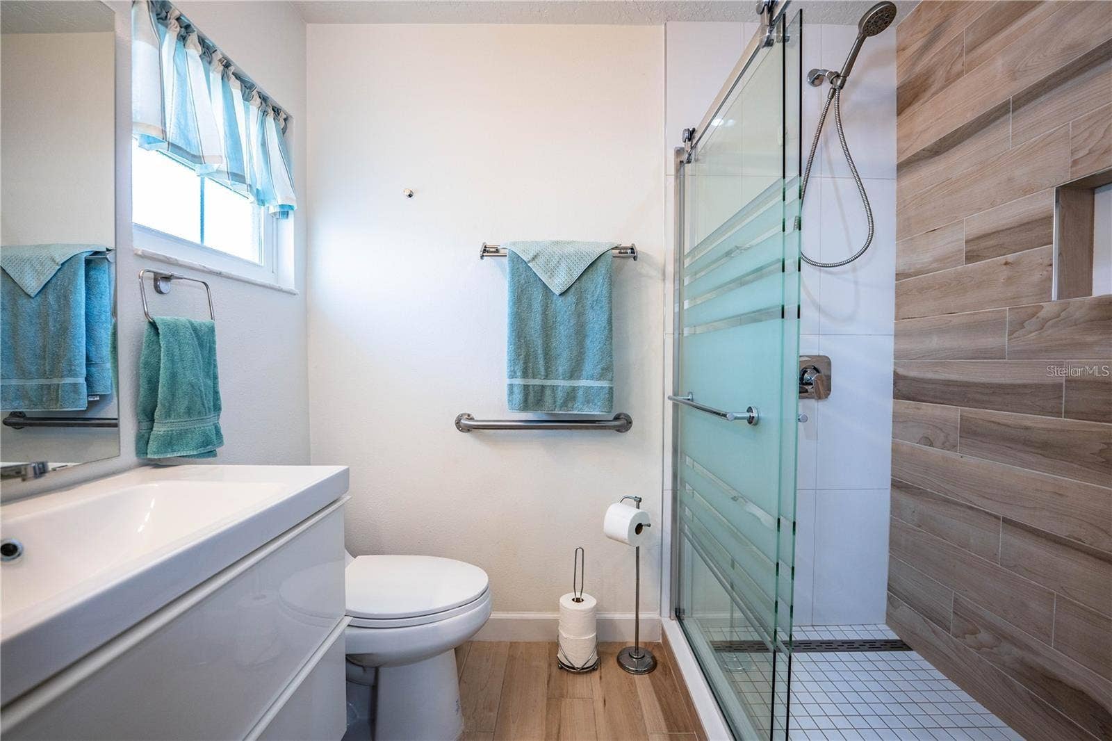501 CAMEO DRIVE, Lakeland, FL 33803 Master Bath with walk-in shower