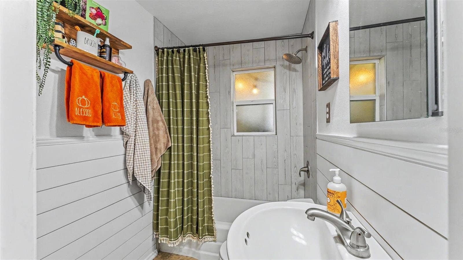 455 LYLE PARKWAY, Bartow, FL 33830 Hall Bath