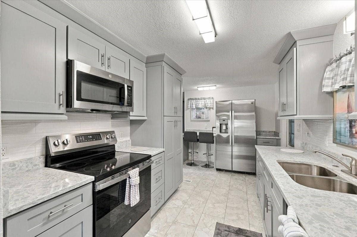 1610 REYNOLDS ROAD, #10, Lakeland, FL 33801 Beautifully remodeled kitchen