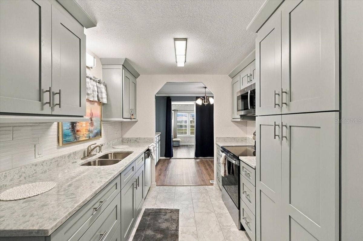 1610 REYNOLDS ROAD, #10, Lakeland, FL 33801 Beautifully remodeled kitchen