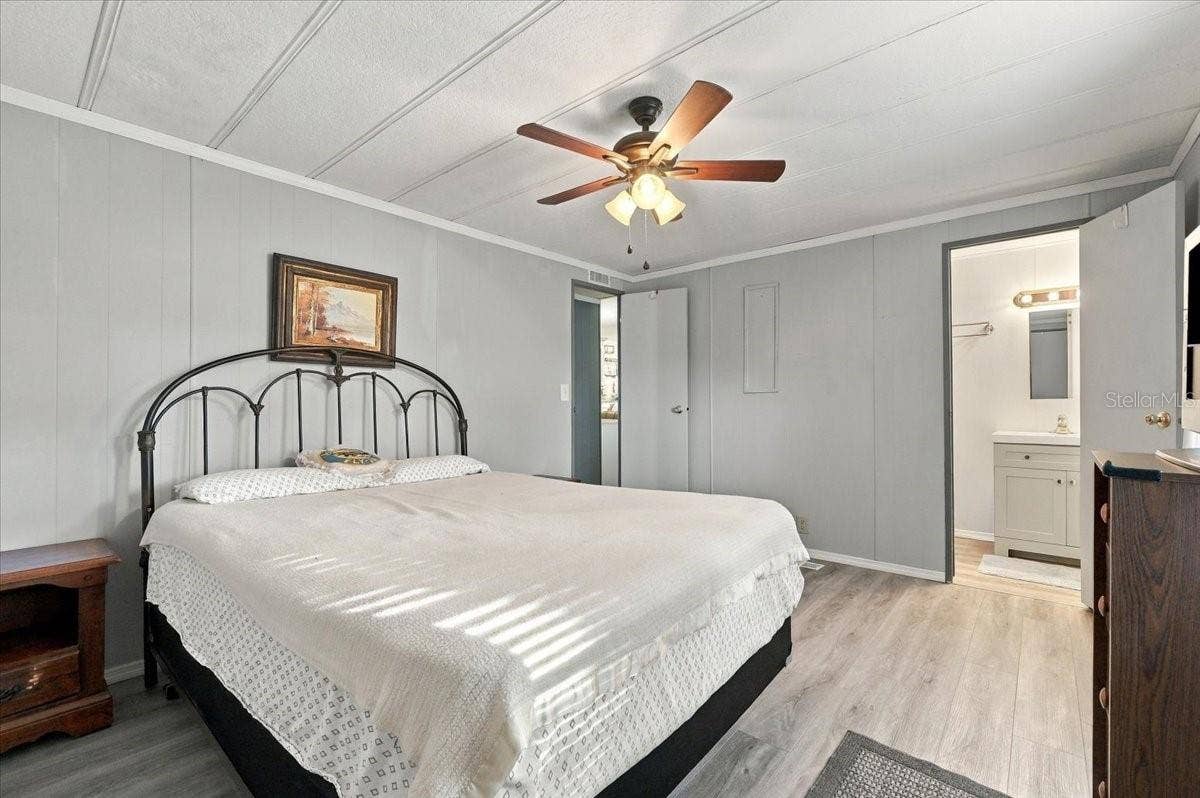 1610 REYNOLDS ROAD, #10, Lakeland, FL 33801 Primary bedroom with en suite bathroom