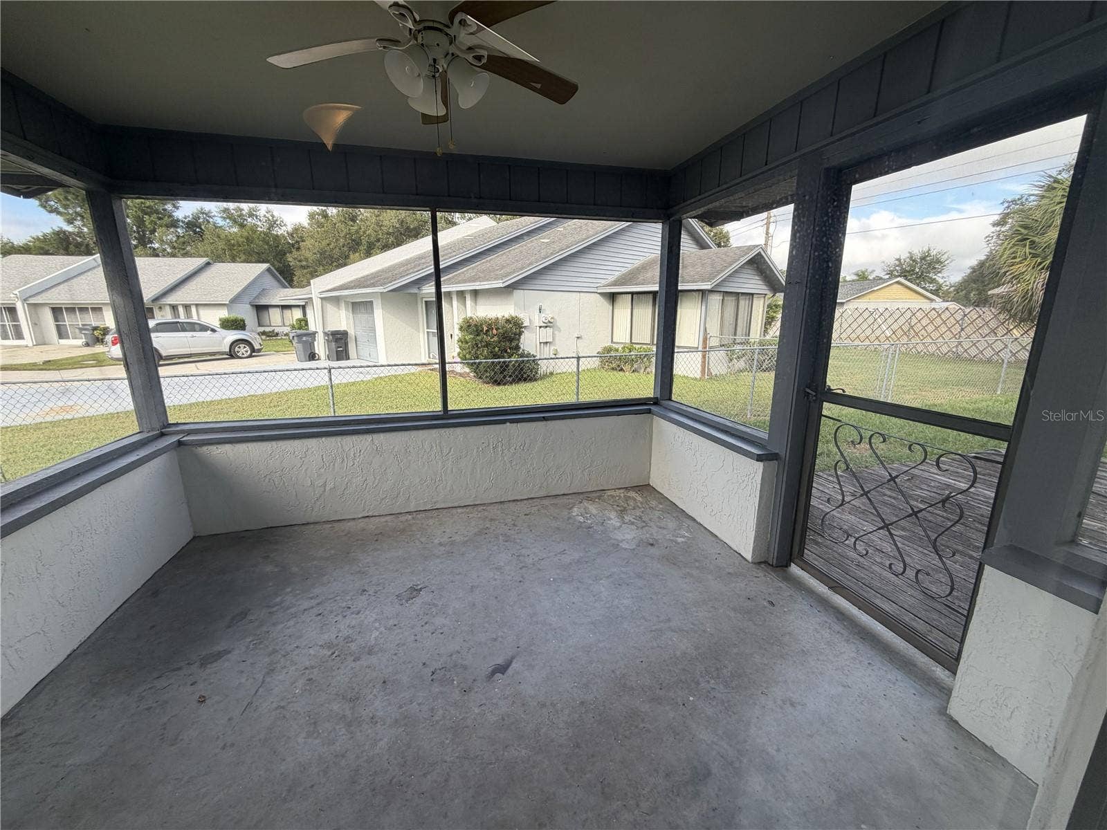 220 VILLAGE CREST COURT, Lakeland, FL 33809 Screened porch