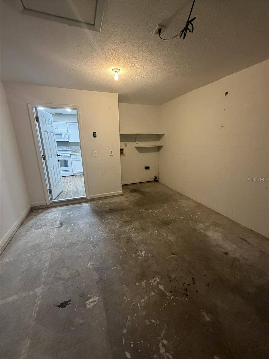 220 VILLAGE CREST COURT, Lakeland, FL 33809 Garage with laundry hookups