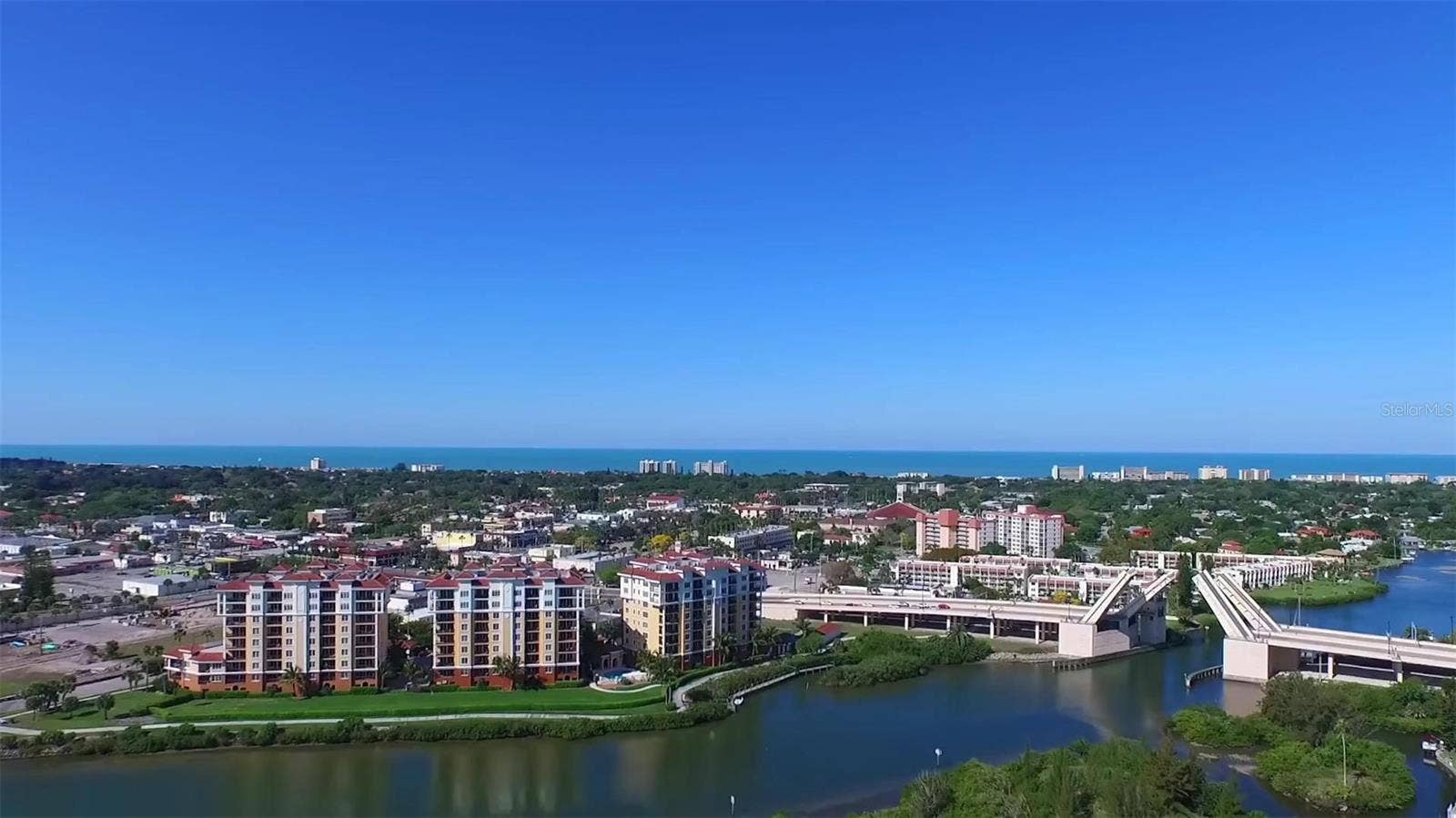 Nearby Venice Island with its beautiful beaches and many restaurants is a quick 10 minute drive.