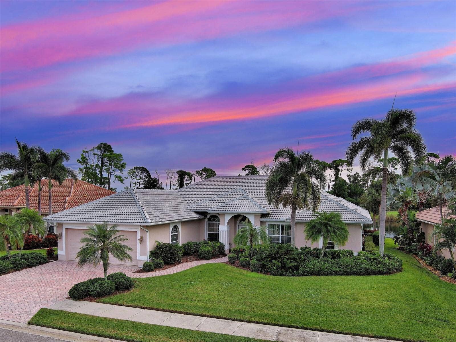 Start the day with a cup of coffee marveling at the sunrise over the lake from your East facing lanai.