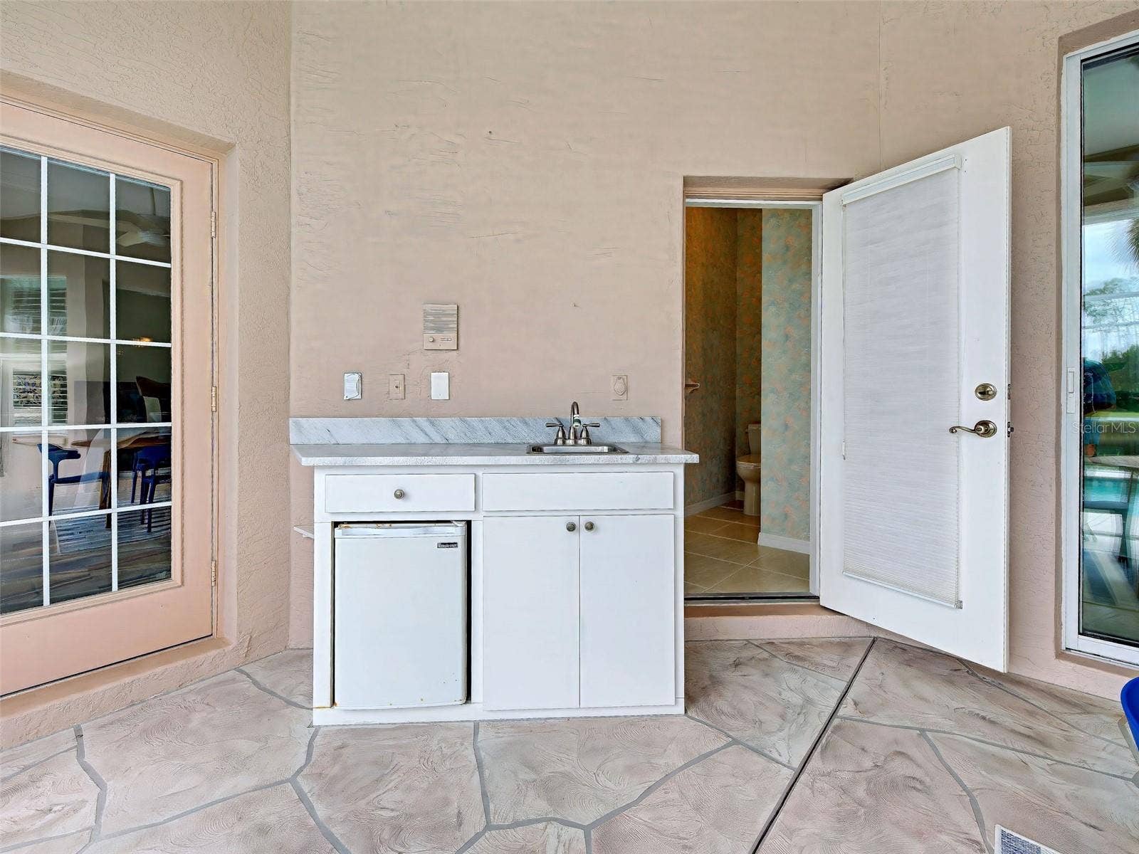 Wet bar and a 3rd full bathroom which is a pool bathroom, so very convenient.