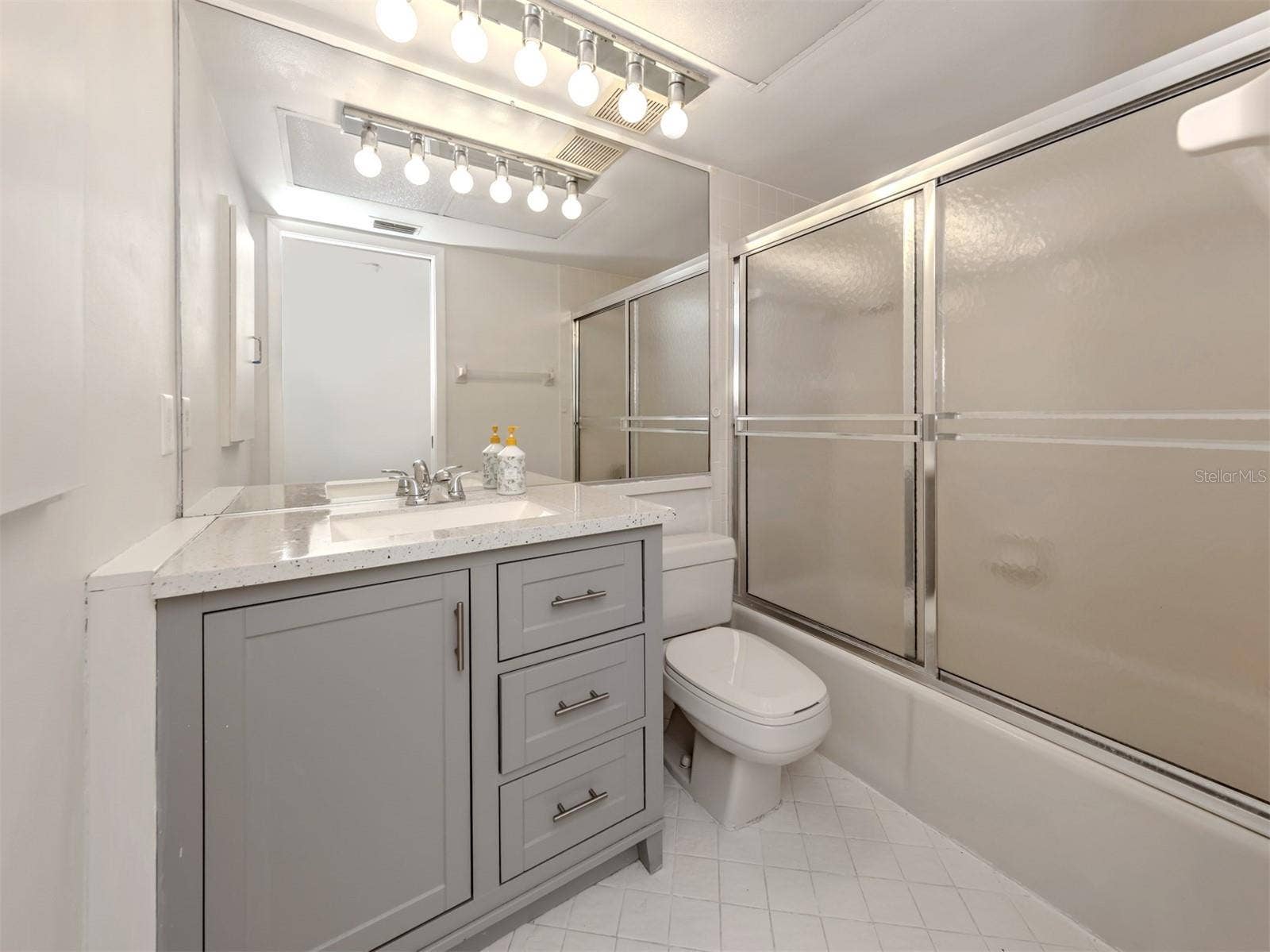 808 CAPRI ISLES BLVD, #111, Venice, FL 34292 guest bath