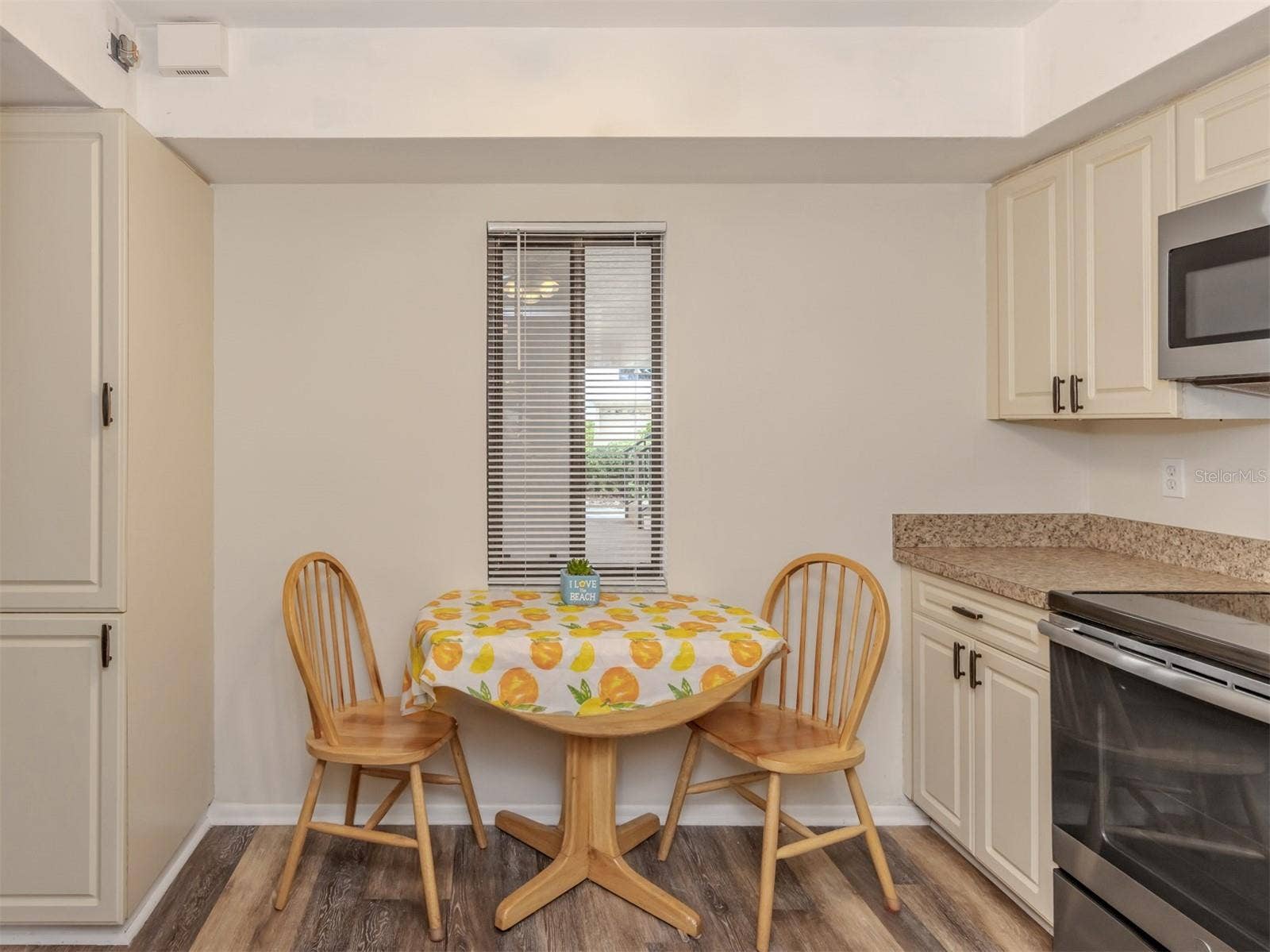 808 CAPRI ISLES BLVD, #111, Venice, FL 34292 kitchen with eating area