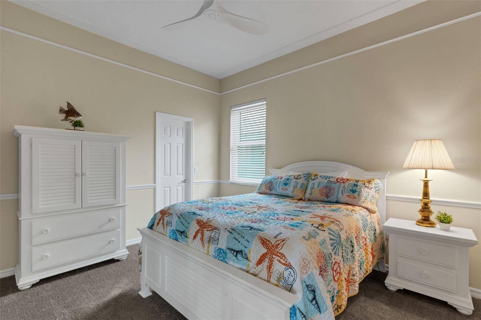 2nd bedroom  has a walk in closet