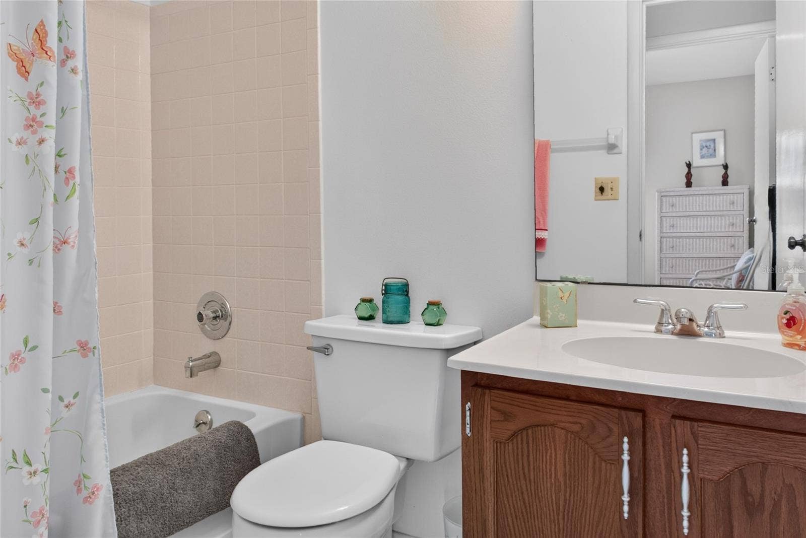 360 THREE LAKES LANE, #H, Venice, FL 34285 2nd bath with tub