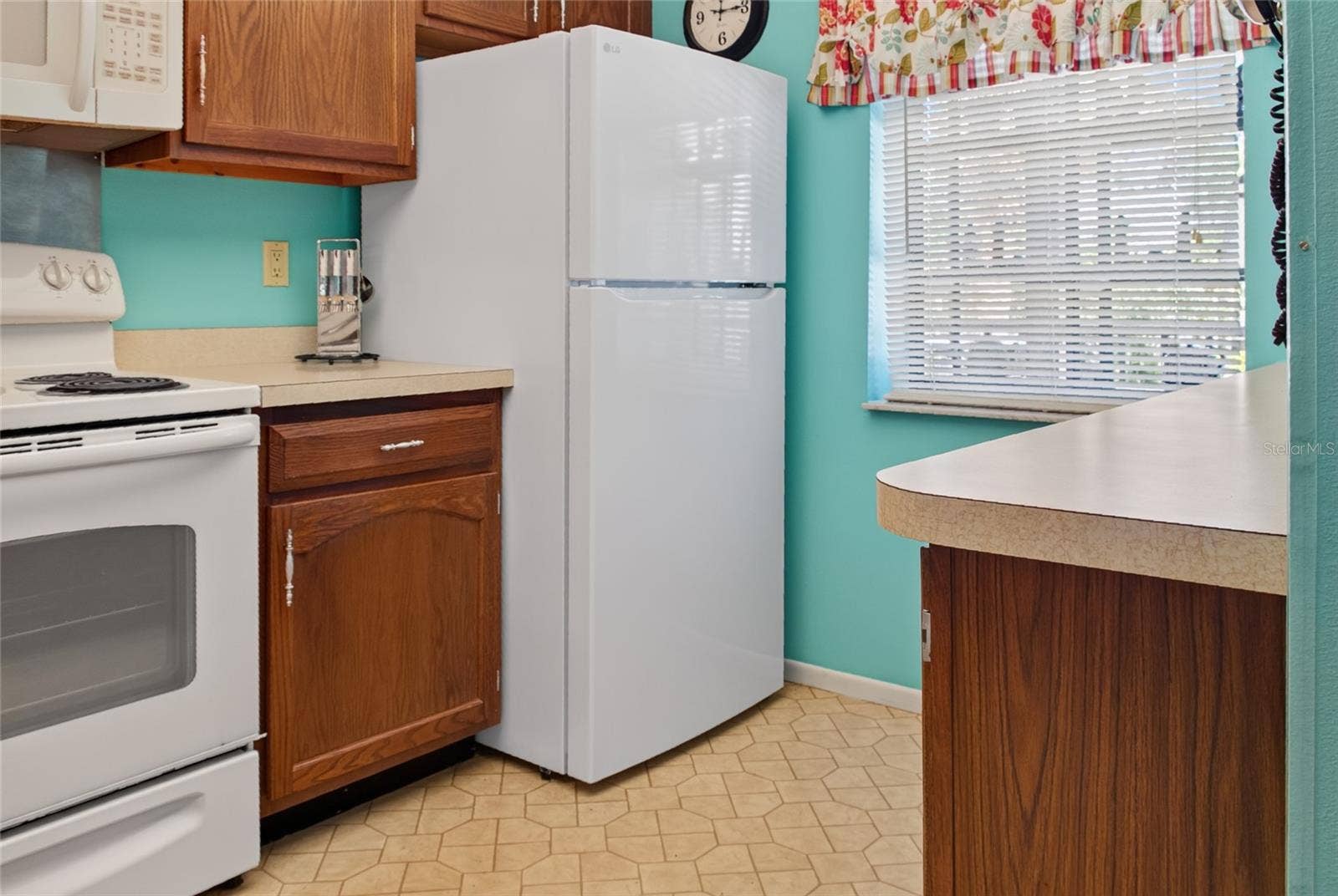 360 THREE LAKES LANE, #H, Venice, FL 34285 Brand new refrigerator with plenty of cabinet and counter space