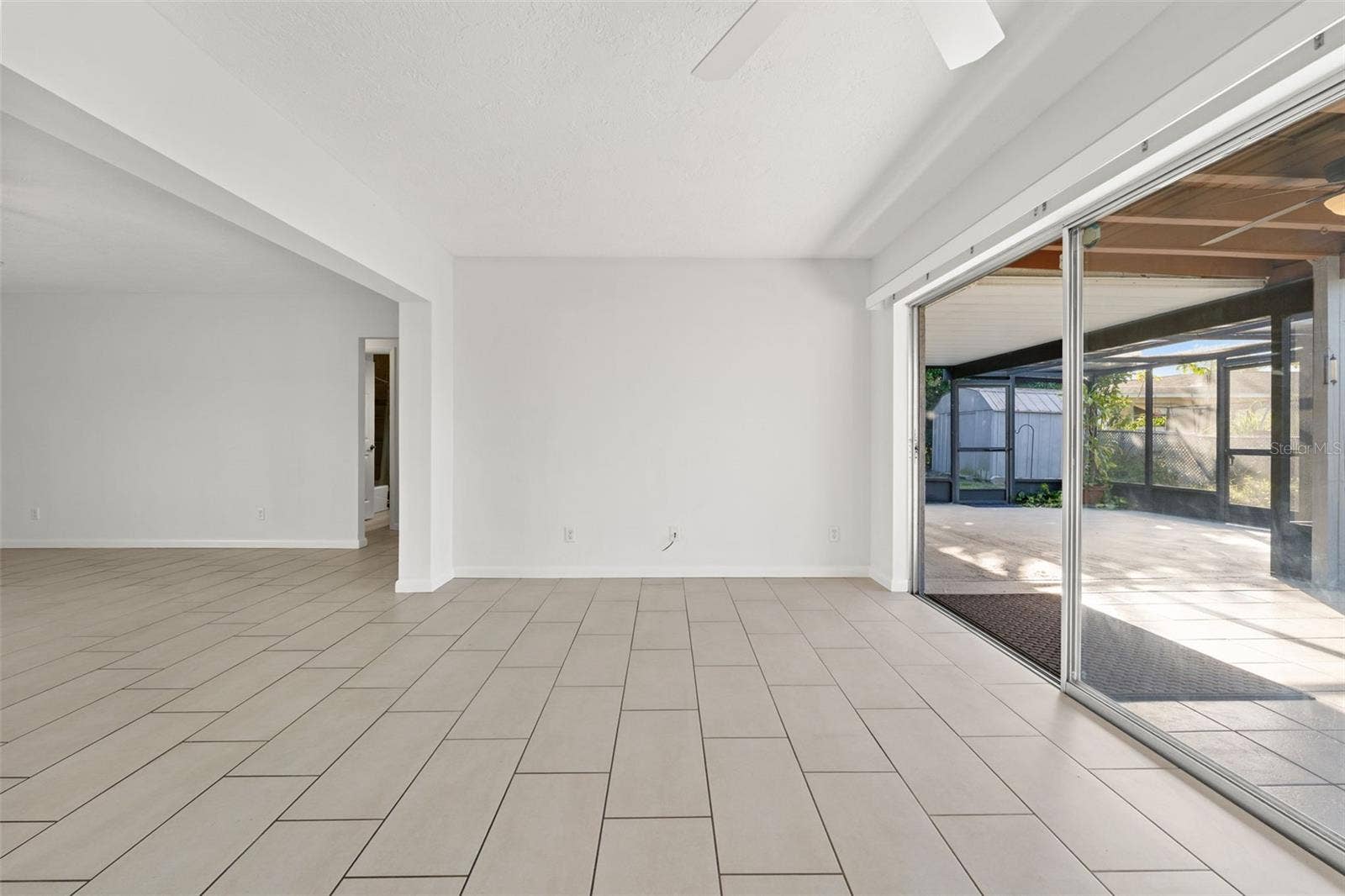 512 GLEN OAK ROAD, Venice, FL 34293 Florida room opens to expansive lanai