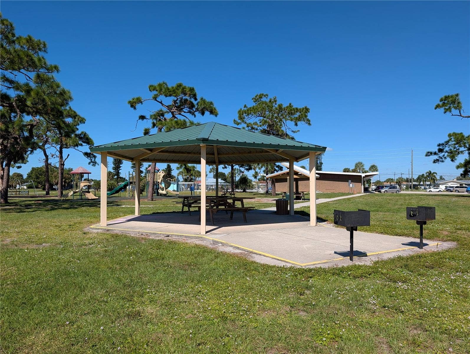 512 GLEN OAK ROAD, Venice, FL 34293 Picnic Area
