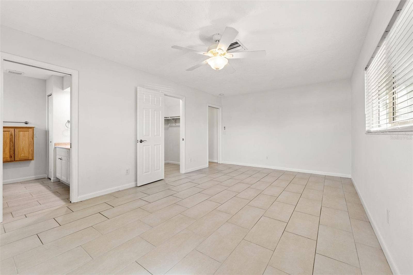 512 GLEN OAK ROAD, Venice, FL 34293 Primary with walk-in closet and ensuite bath