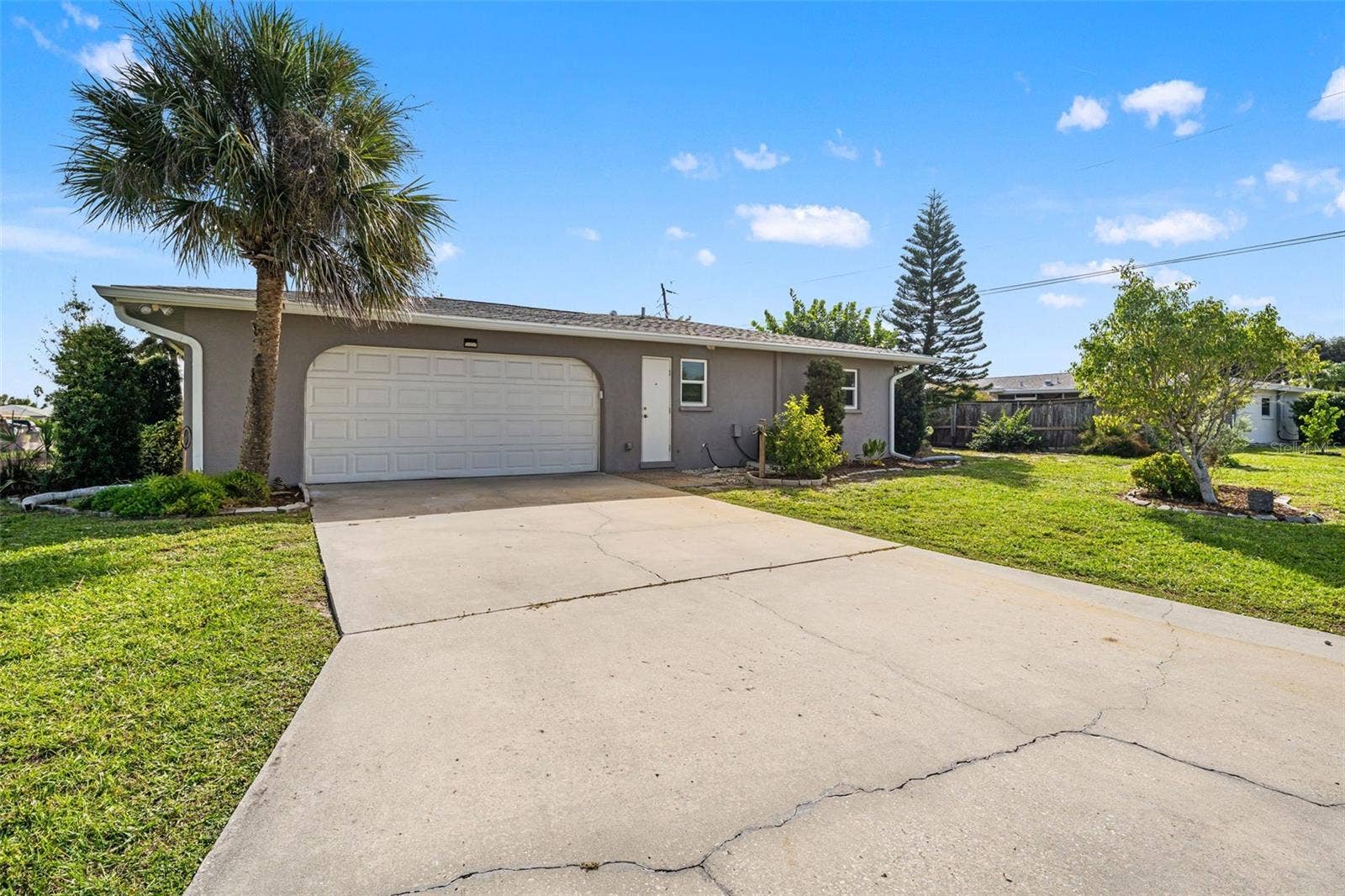512 GLEN OAK ROAD, Venice, FL 34293 2-car garage is on side of home