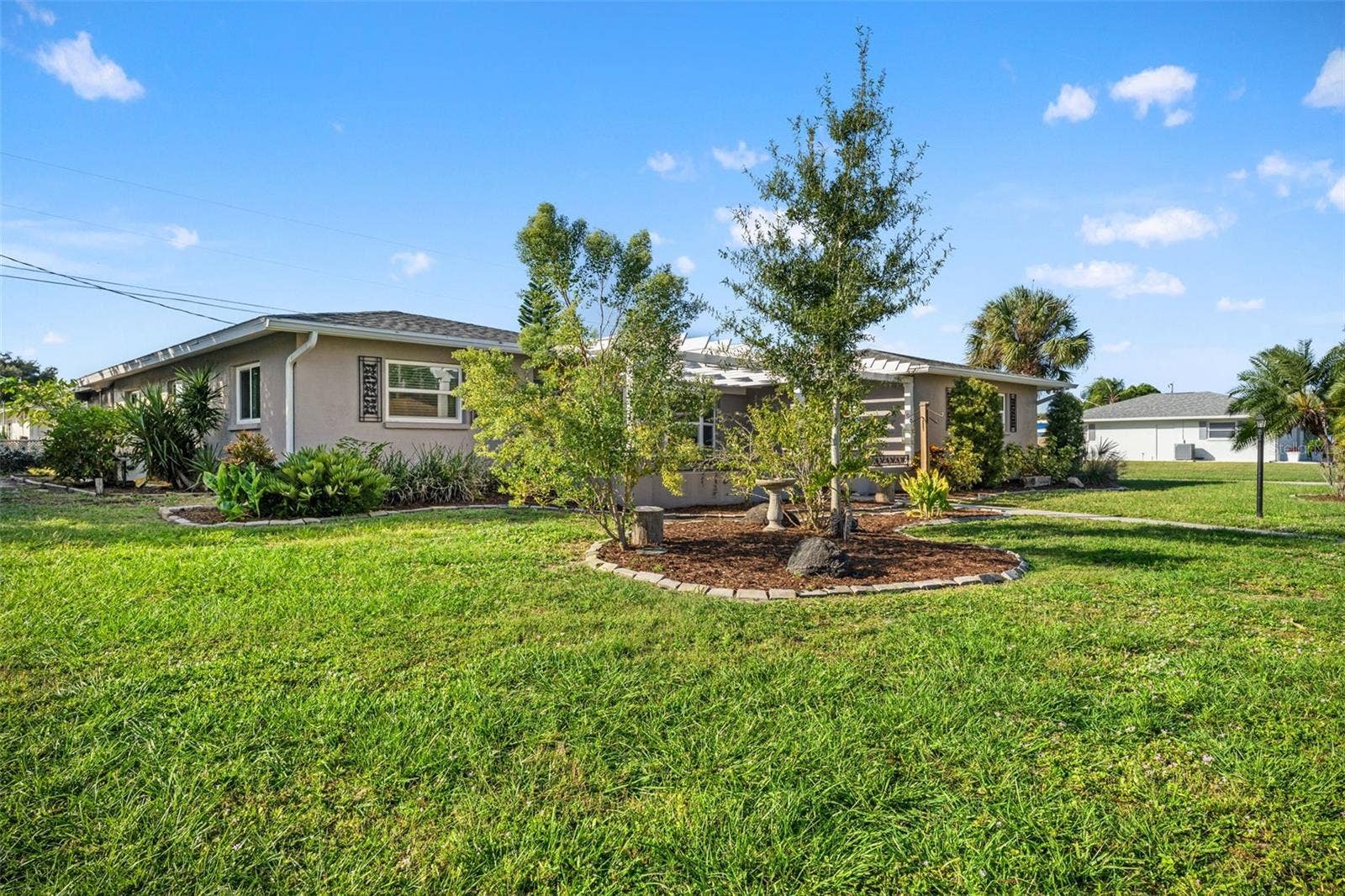 512 GLEN OAK ROAD, Venice, FL 34293 Side of home landscaping