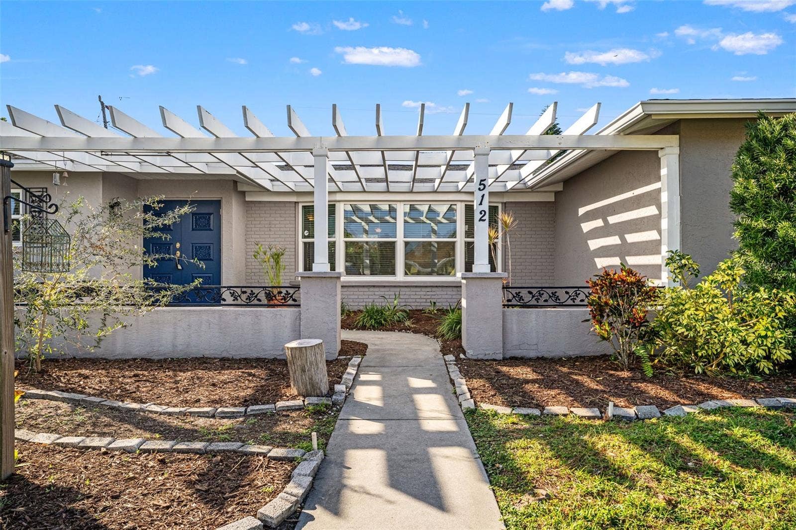 512 GLEN OAK ROAD, Venice, FL 34293 Front of home with pergola