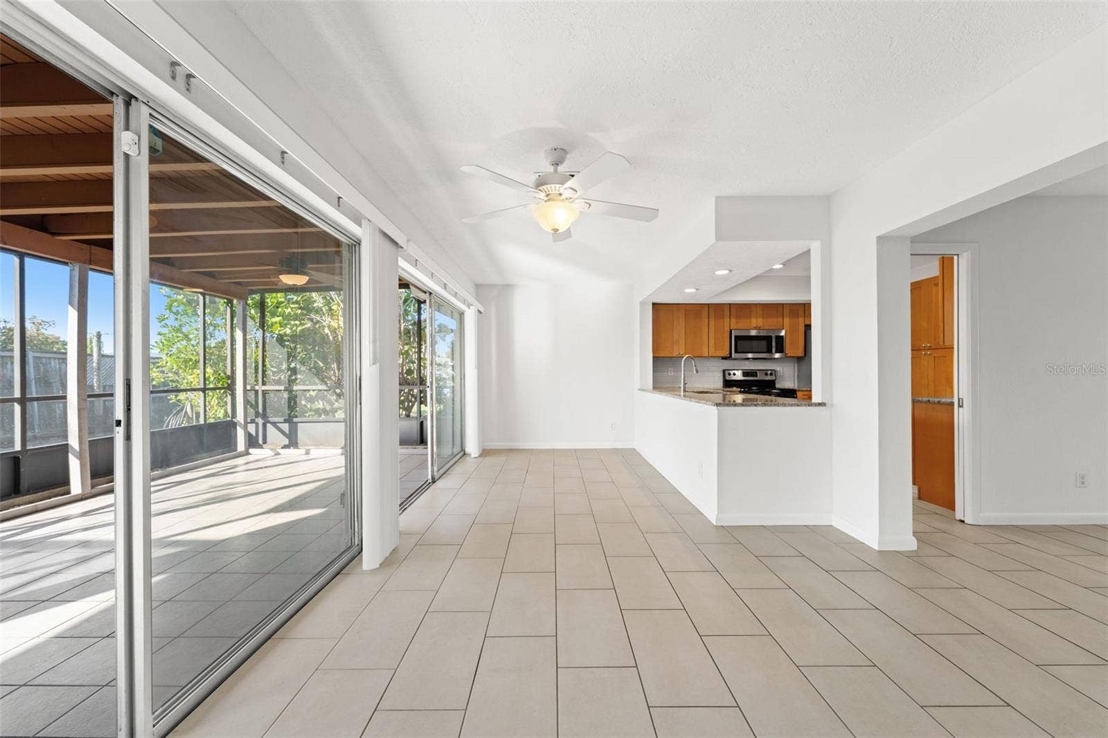 512 GLEN OAK ROAD, Venice, FL 34293 Long, open Florida room
