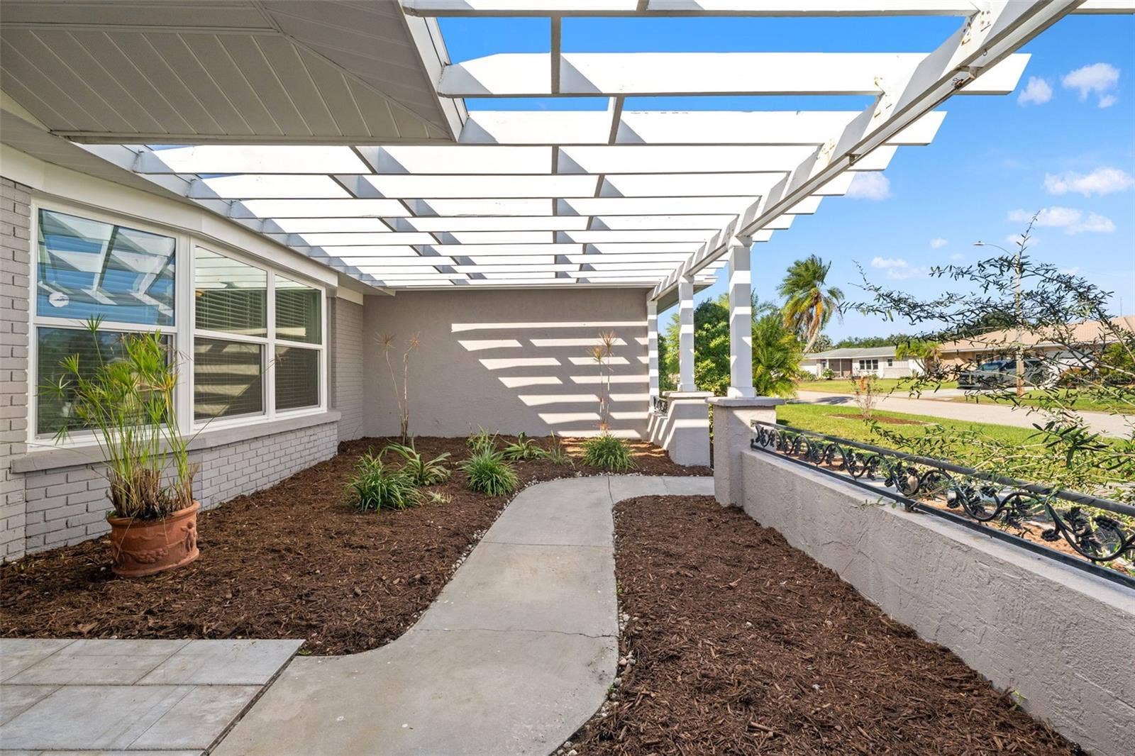 512 GLEN OAK ROAD, Venice, FL 34293 Courtyard entrance