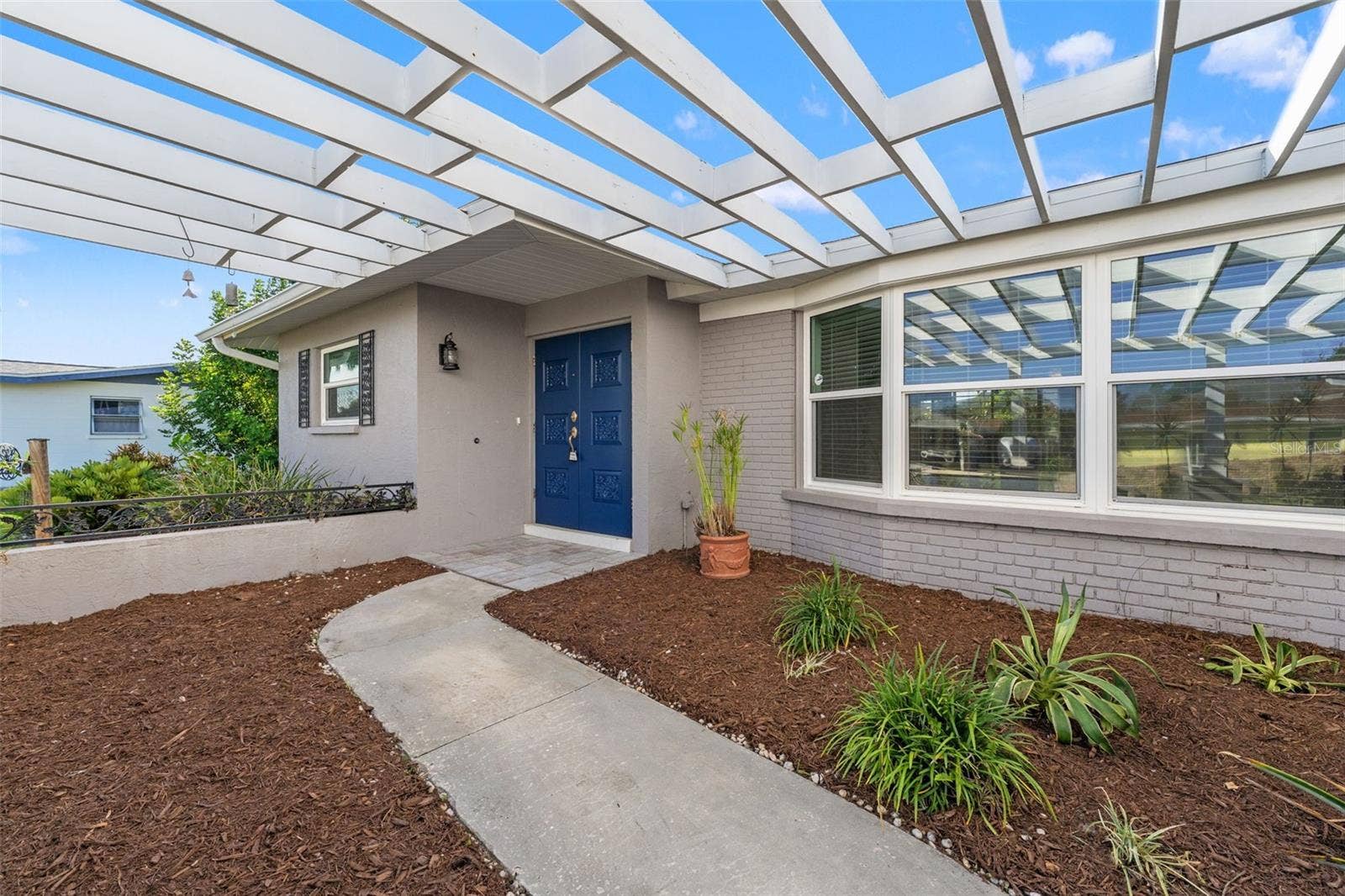 512 GLEN OAK ROAD, Venice, FL 34293 Freshly mulched courtyard entrance