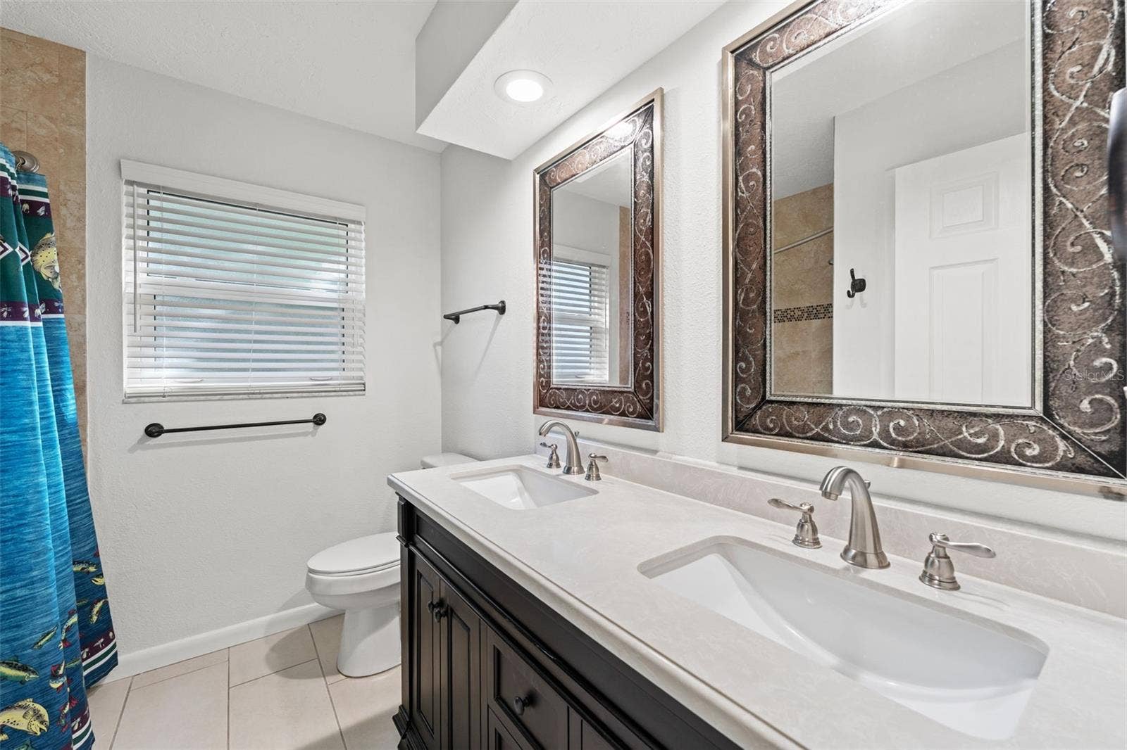 512 GLEN OAK ROAD, Venice, FL 34293 Updated double vanity and lighting in guest bath