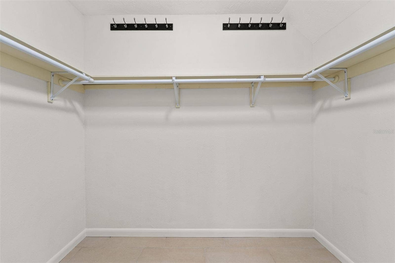 512 GLEN OAK ROAD, Venice, FL 34293 Spacious walk-in closet
