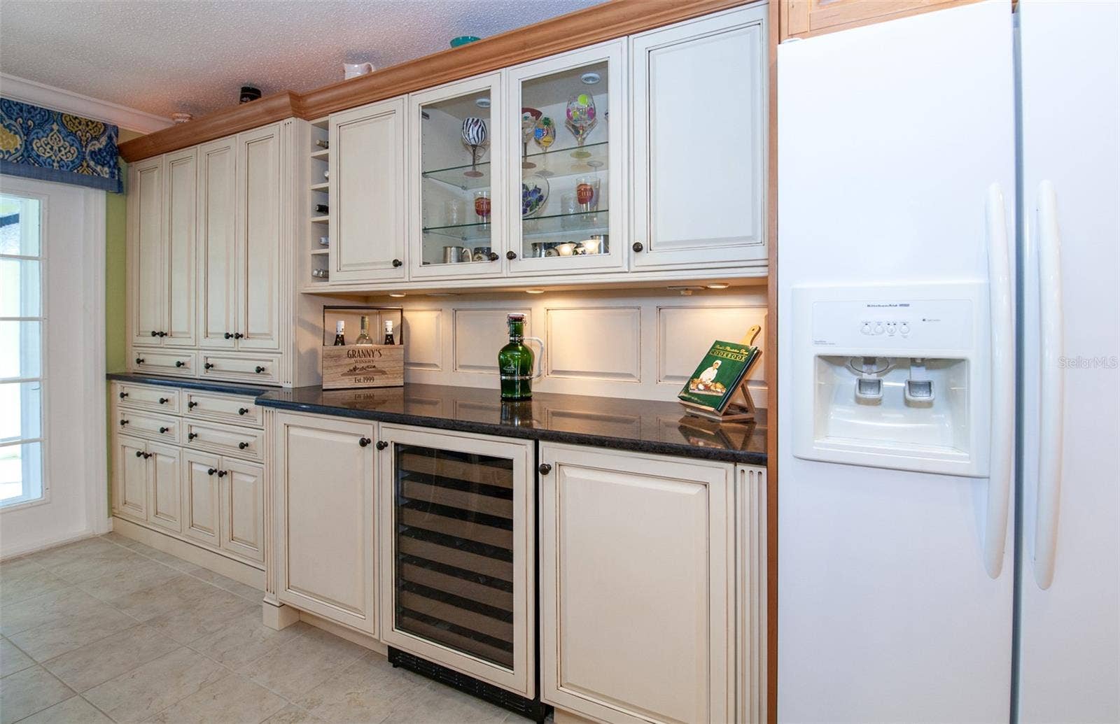 810 CARNOUSTIE DRIVE, Venice, FL 34293 Dry bar and more cabinets!!!
