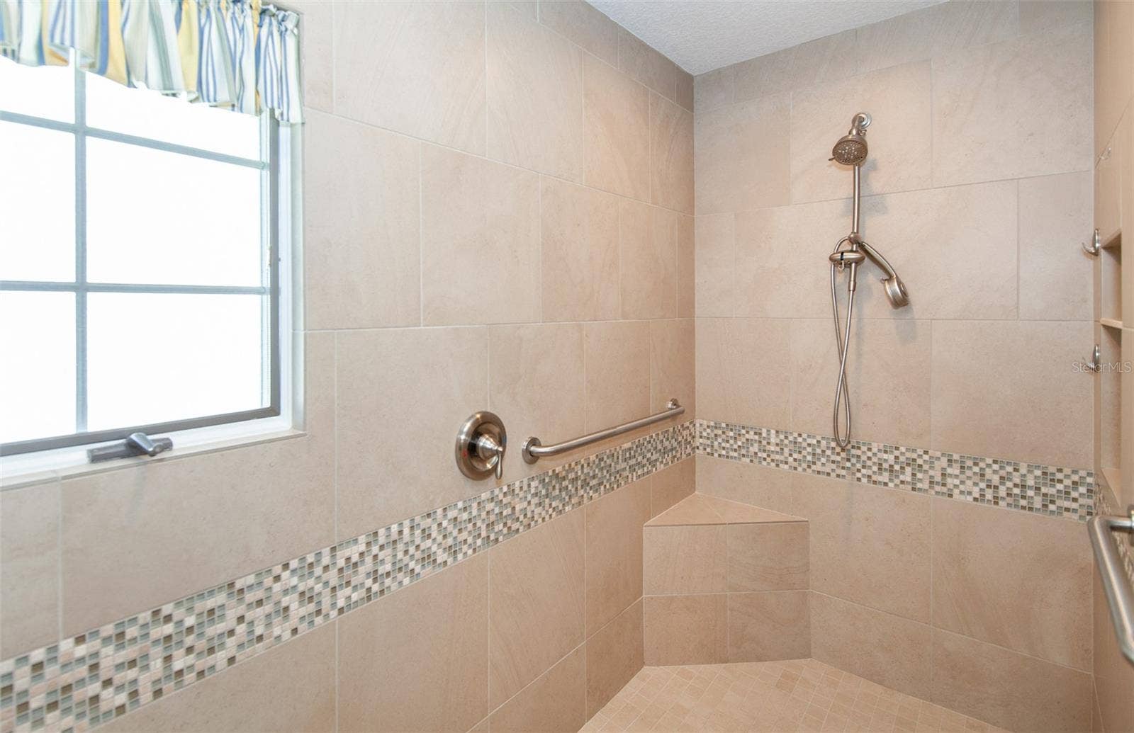 810 CARNOUSTIE DRIVE, Venice, FL 34293 Walk-in shower