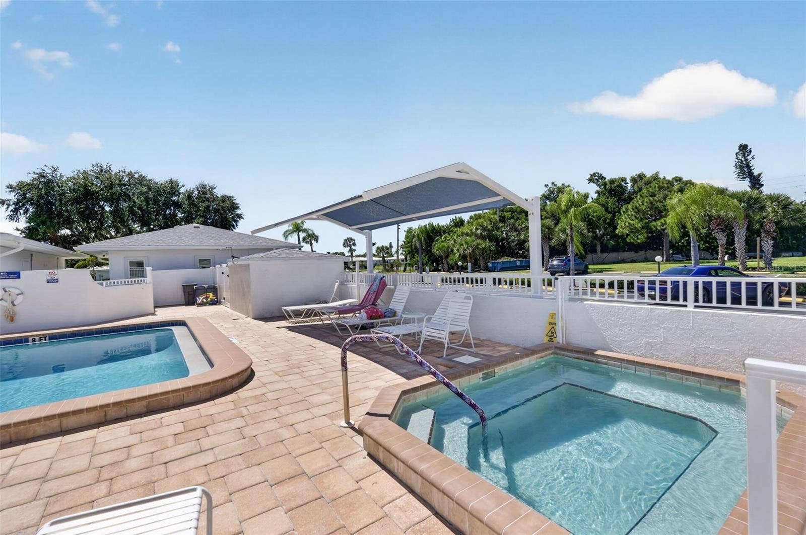 82 CIRCLEWOOD DRIVE, #A3-4, Venice, FL 34293 Community pool and jacuzzi