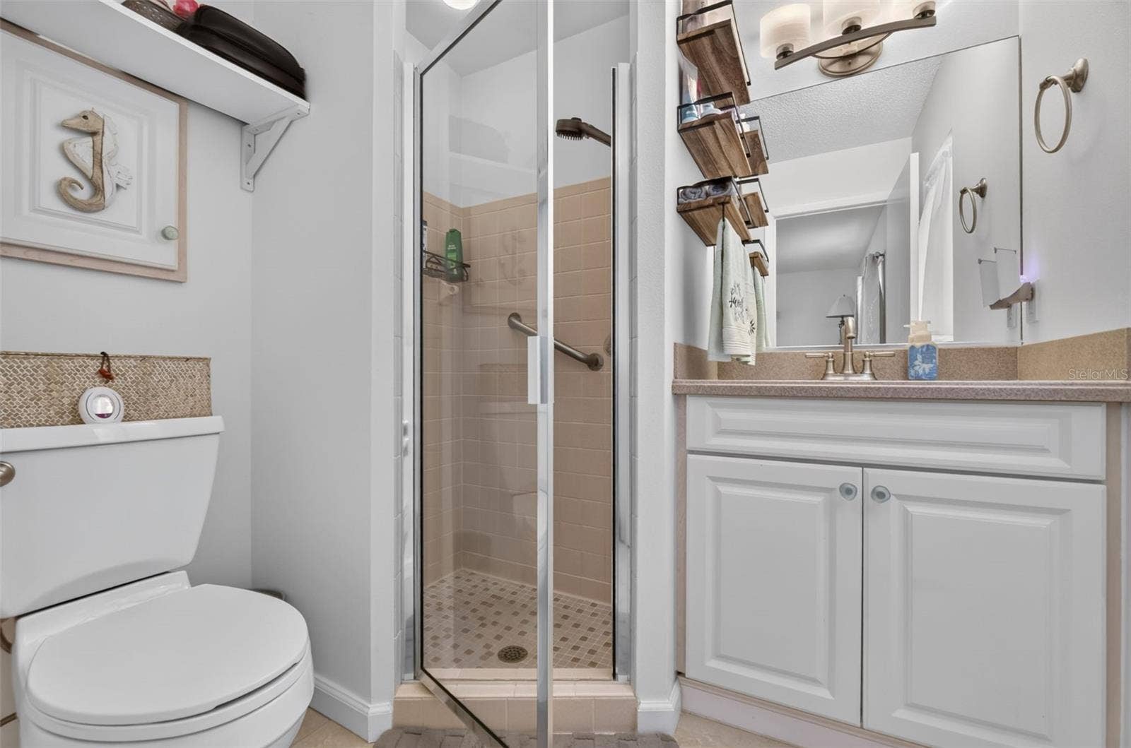82 CIRCLEWOOD DRIVE, #A3-4, Venice, FL 34293 Primary en suite bathroom