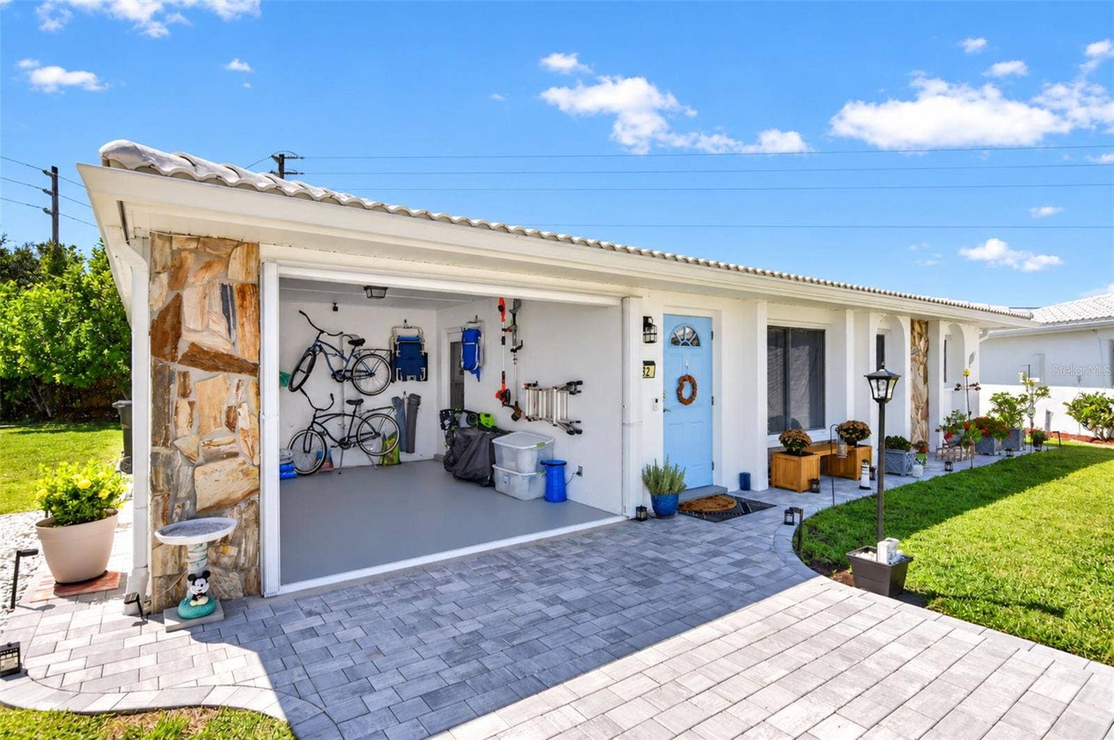 82 CIRCLEWOOD DRIVE, #A3-4, Venice, FL 34293 carport and driveway