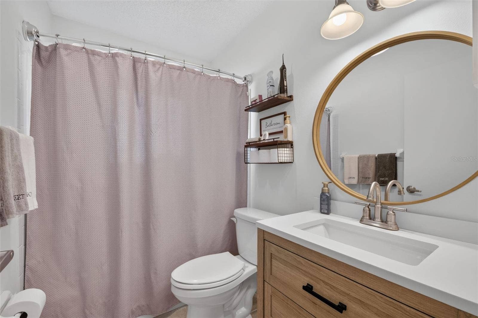 82 CIRCLEWOOD DRIVE, #A3-4, Venice, FL 34293 Guest bathroom