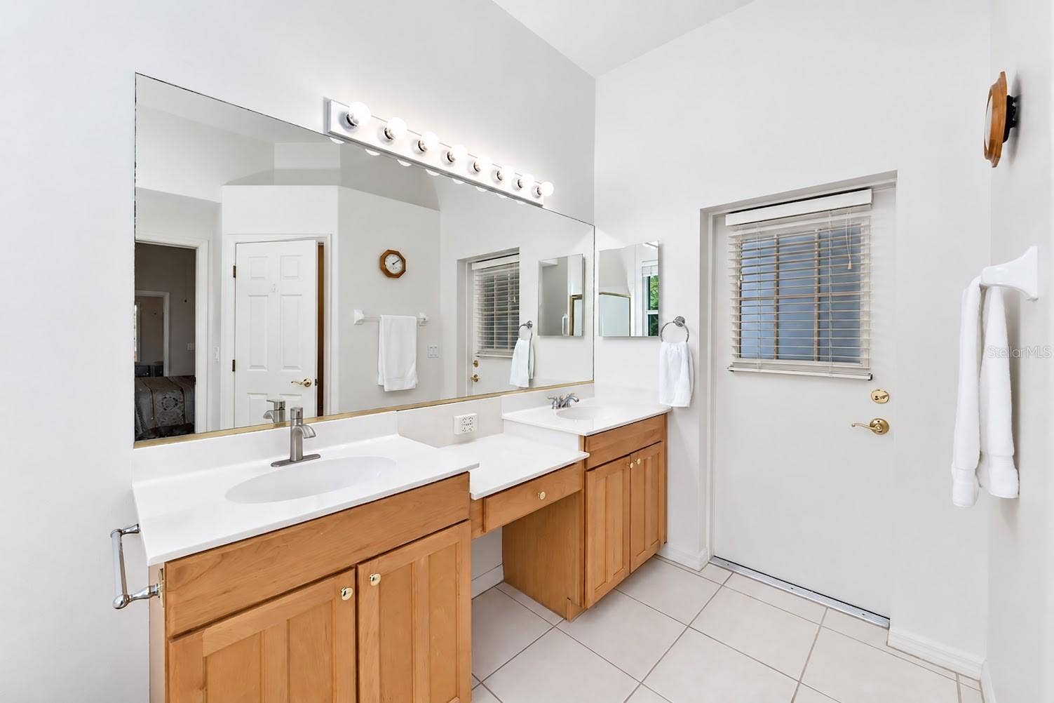 5113 FLAGSTONE DRIVE, Sarasota, FL 34238 Primary suite w/door to lanai.